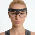 Şık siyah deri kafa bantlı kadın gözlük tutucu, rinoplasti sonrası kullanım için ideal.