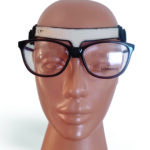 Rinoplasti sonrası burun estetiğini koruyan Nazalift kadın karma deri gözlük tutucu aparat.