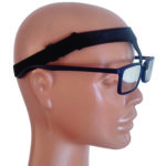 Hafif yapılı siyah kafa bantlı Nazalift gözlük taşıyıcı, ameliyat sonrası erkek model.